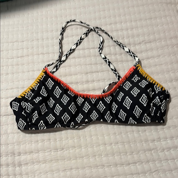 Black and White Patterned Bikini Top - Picture 1 of 2